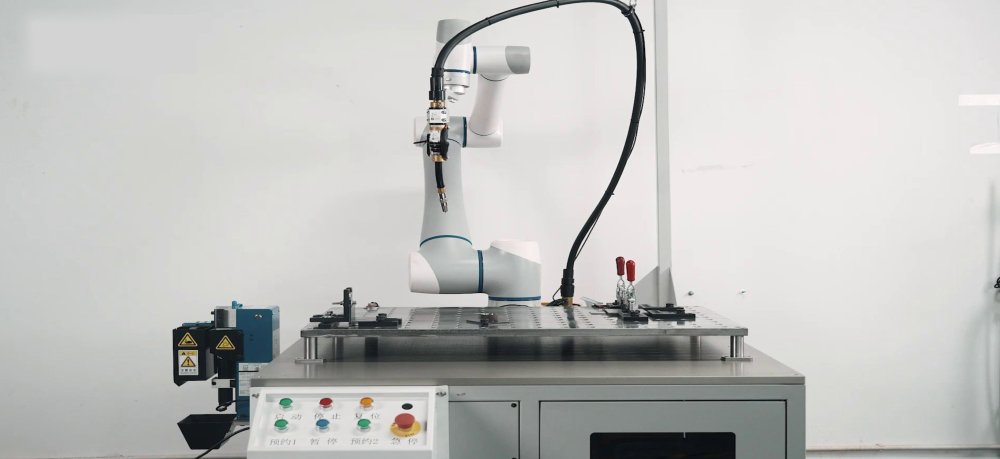 Комплекc роботизированной сварки на основе кобота