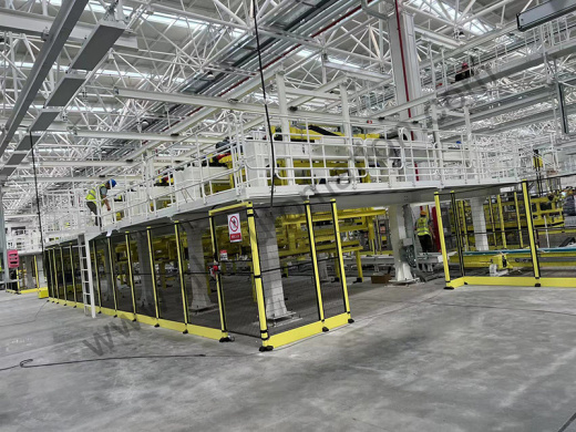 Защитное ограждение для роботов на автозаводе